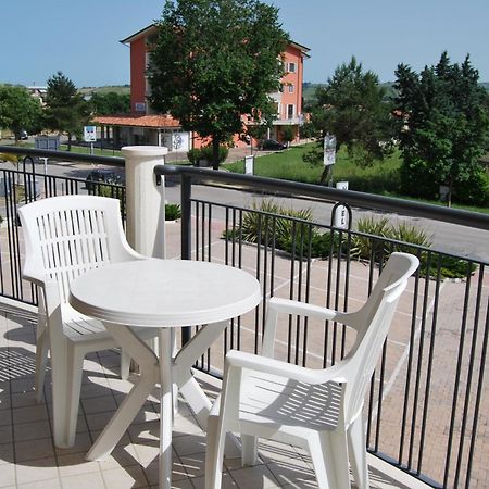 Eu Ropa Hotel Nereto Exteriör bild