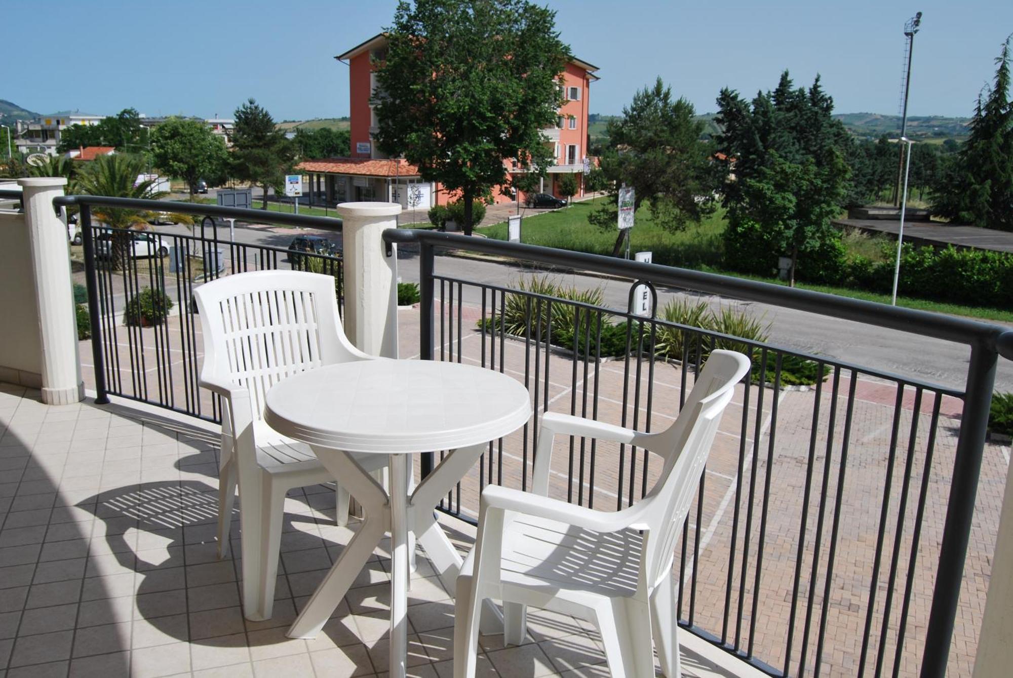 Eu Ropa Hotel Nereto Exteriör bild