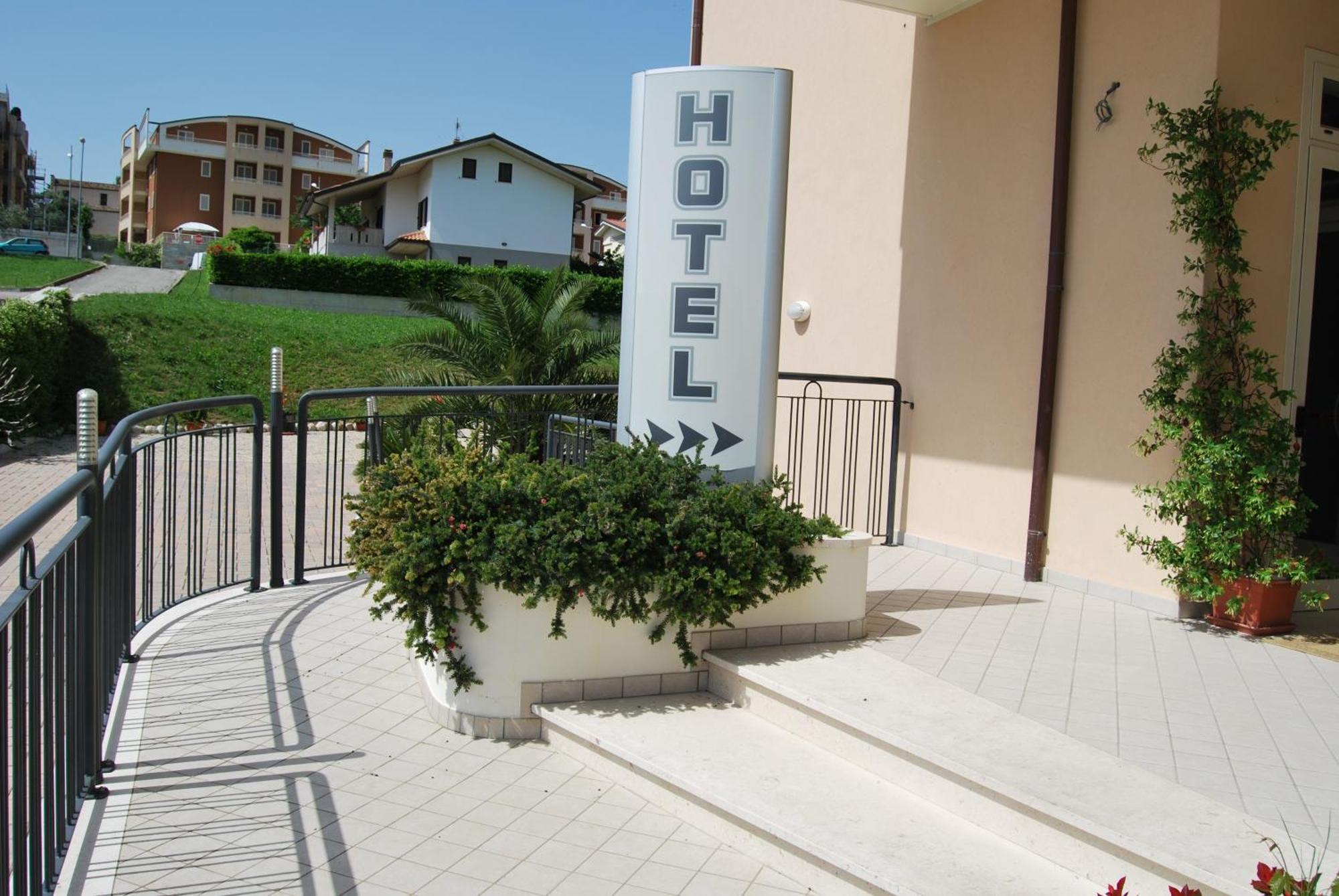 Eu Ropa Hotel Nereto Exteriör bild